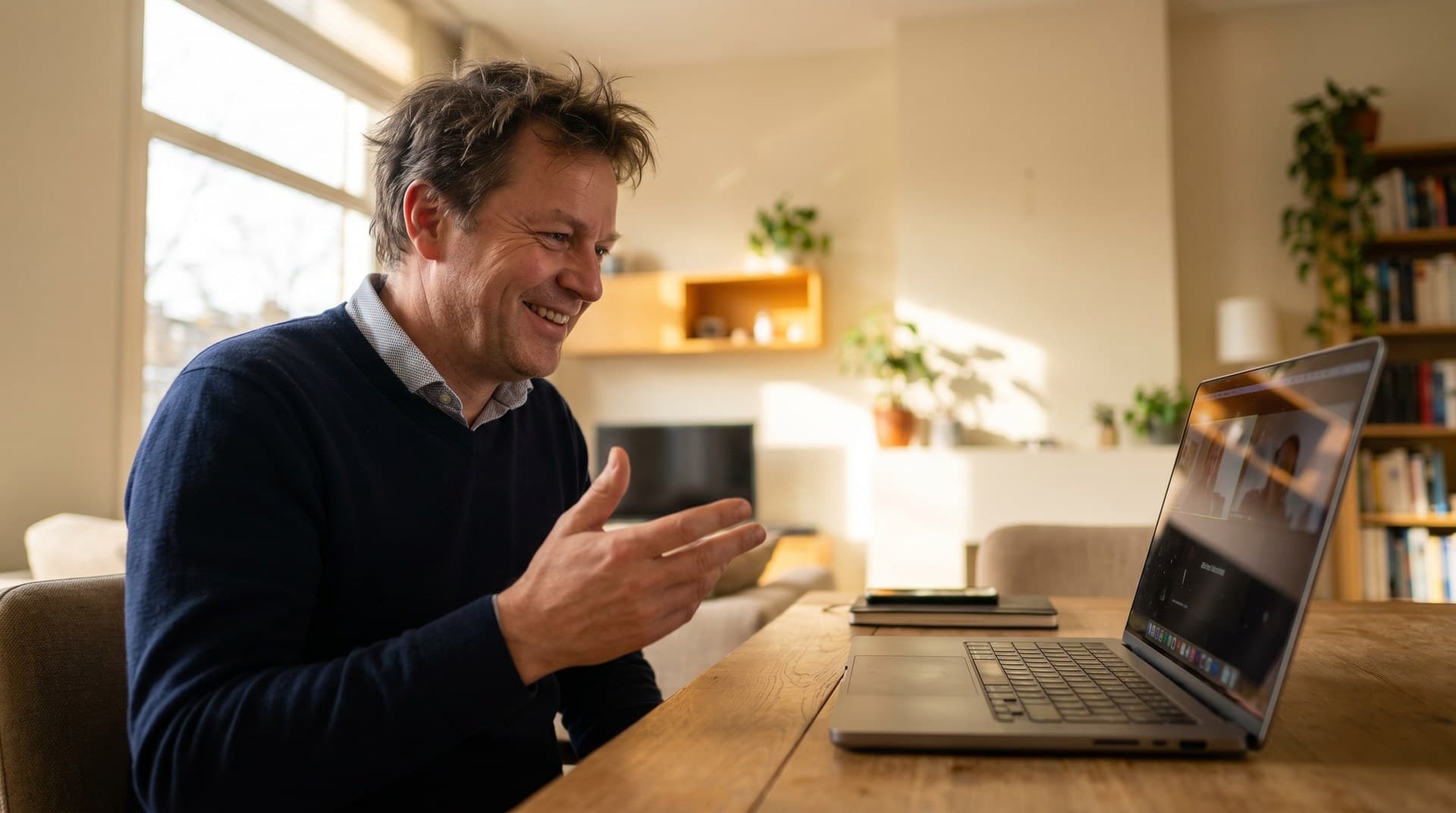 MKB-eigenaar in videocall vanaf het kantoor